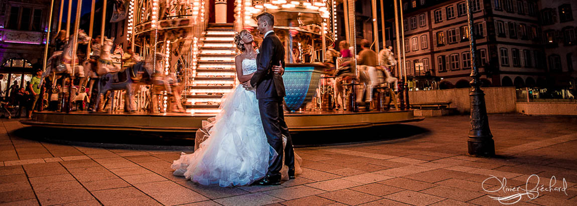 photo de mariage originale devant un manège à Strasbourg