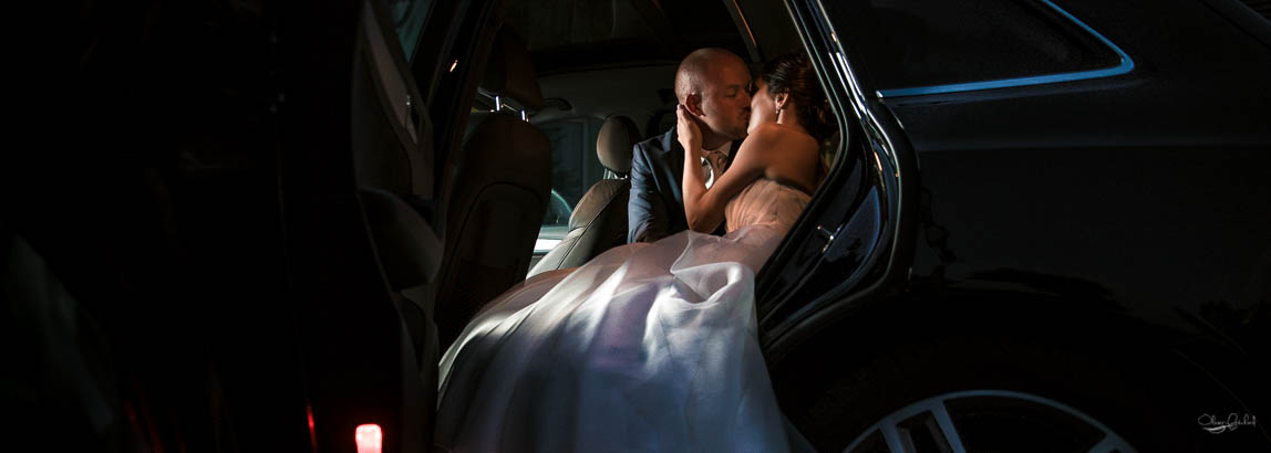 Photo de mariage dans une voiture