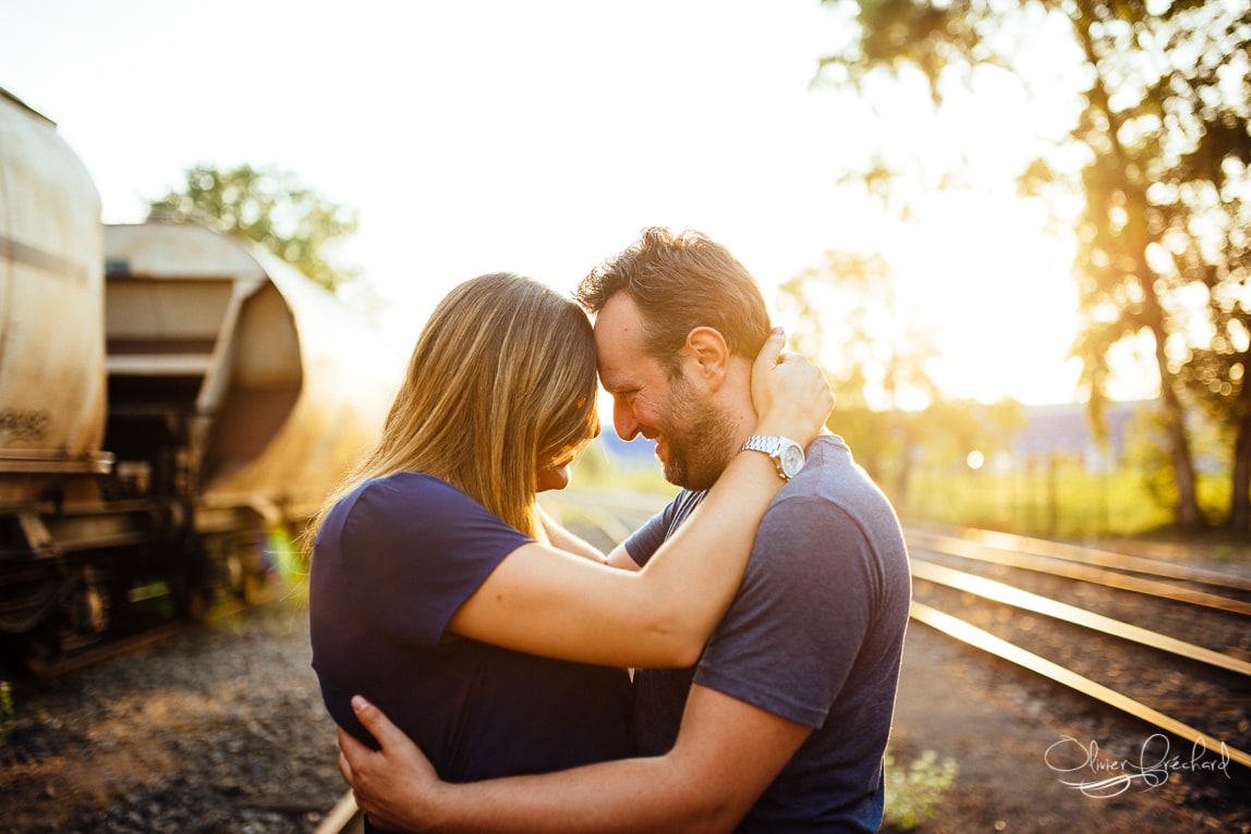 Photo de couple sur les friches ferroviaires